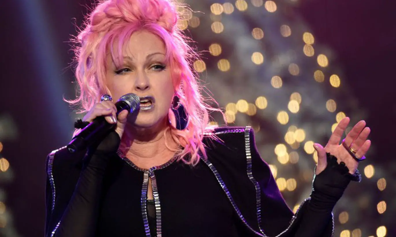 Cyndi Lauper And Her Scarf Drama During NYE Performance ...